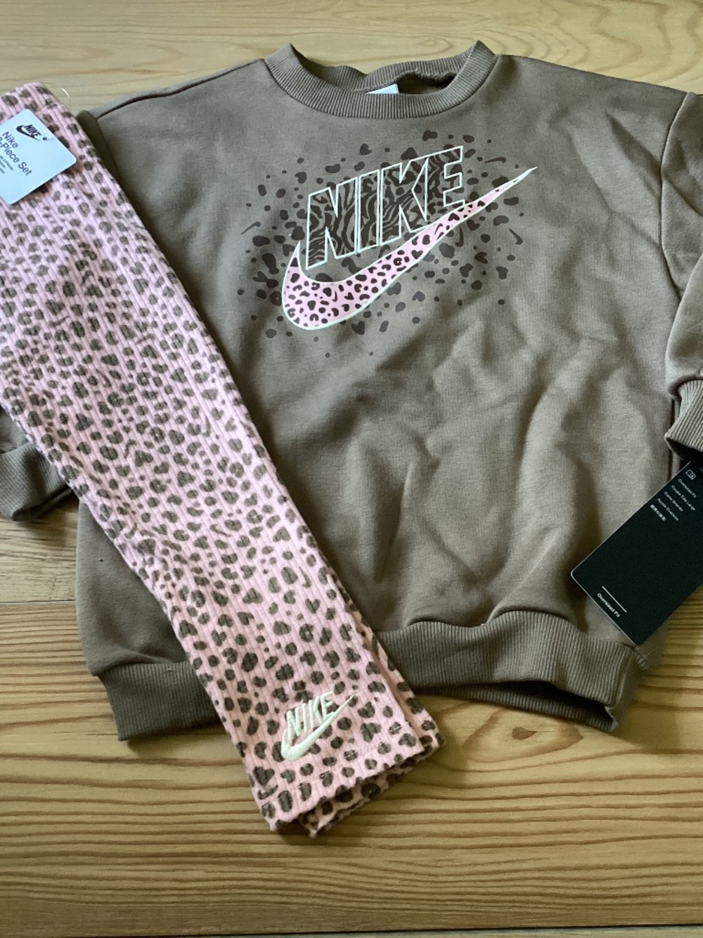 Nike Girls Sweatshirt & Leopard Print Leggings Set Size 4T(NWT)